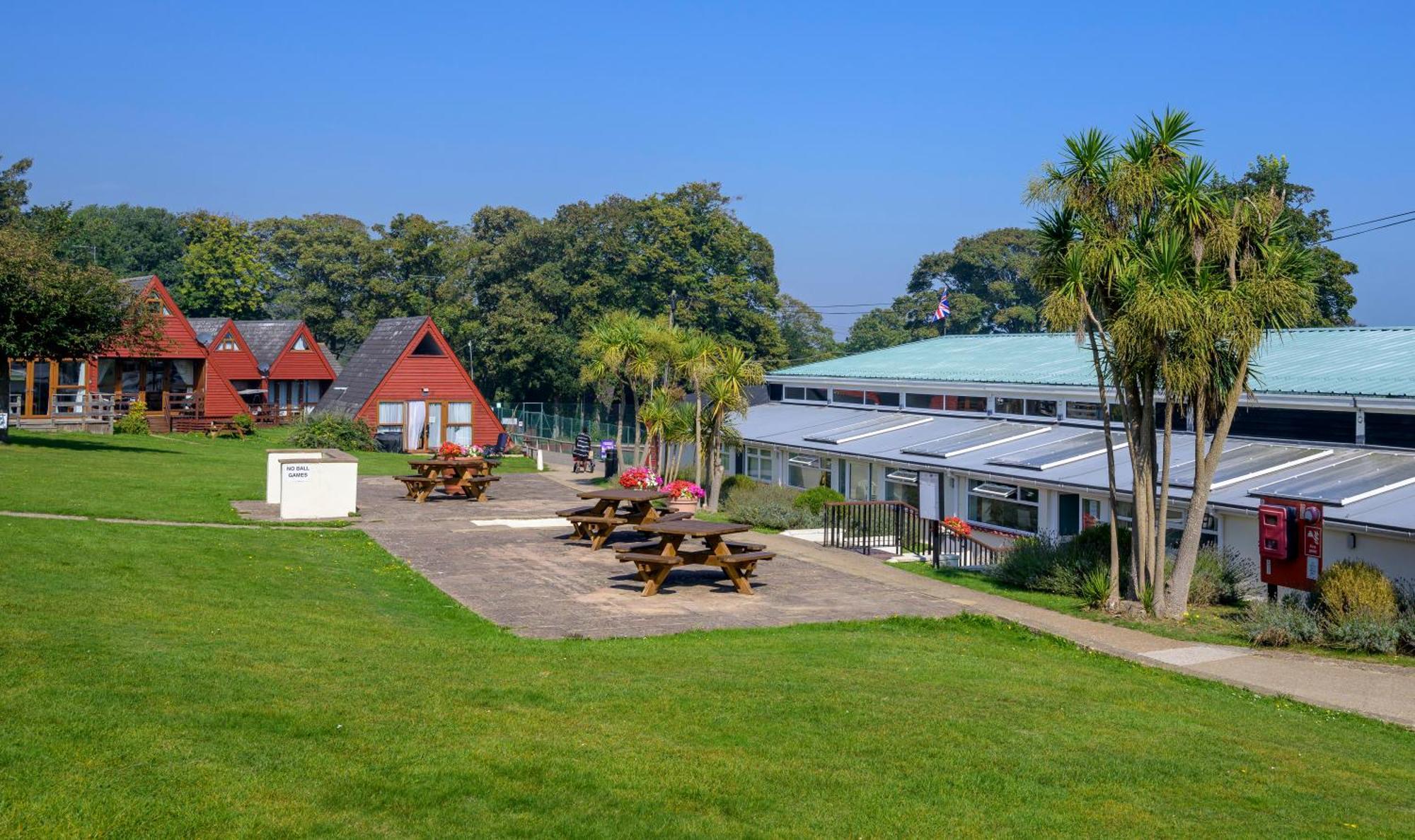Escape To A Clifftop Chalet With Pool And Tennis Onsite - 1A Kingsdown Holiday Park Bagian luar foto